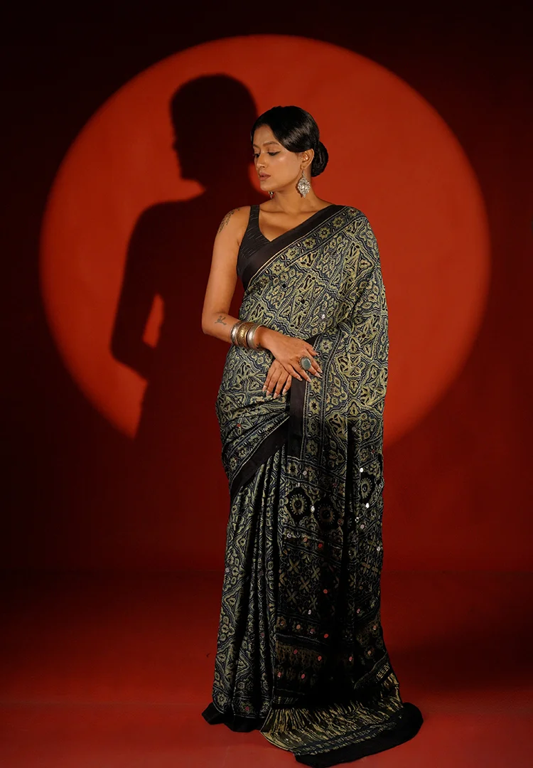 2026-04-14-13_37_54.5750530.webp Veda / A Modal Silk Ajrakh Saree - Image 1